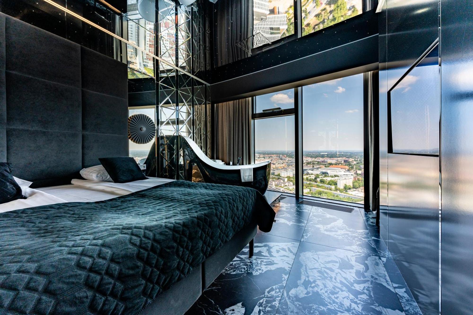 30Th+ Floor Apartments In Sky Tower 브로츠와프 외부 사진